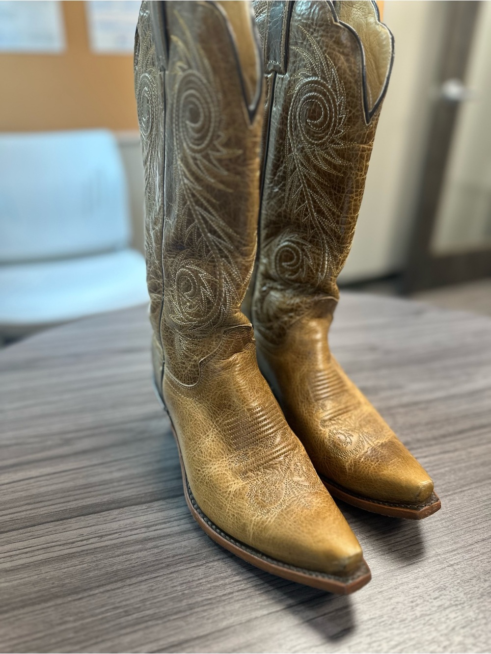 Women’s Justin Boots Tan Leather Embroidered Western Heeled Boots